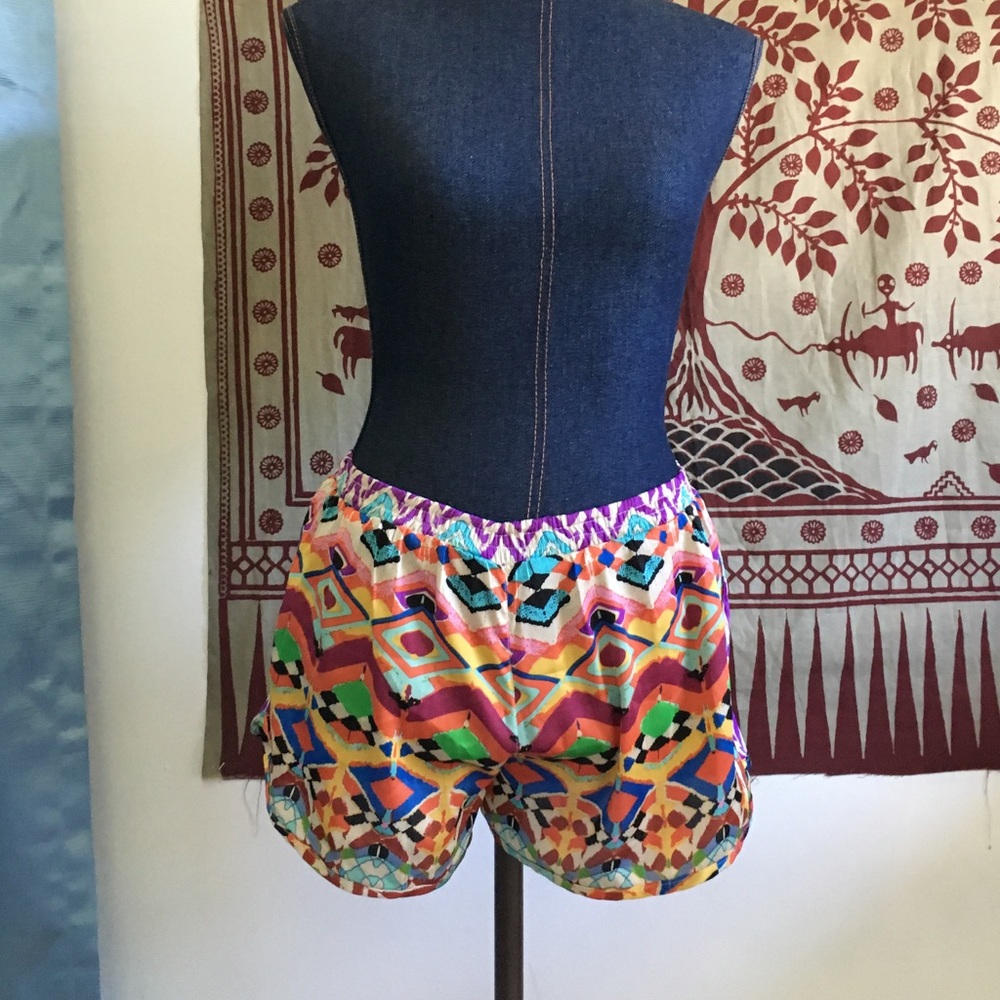 ! Silky LF Geometric Colorful Shorts !
